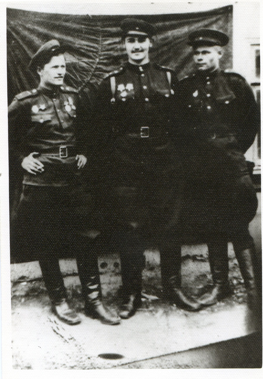 Артиллеристы 100 Гв СП Королев Н.И., Варенников В.И., ?